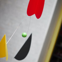 Flensted Mobiles(フレンステッド・モビール)は、1953年創業のデンマーク発・モビール専門ブランド。北欧デザインの文脈に立脚し、造形・質量配分・回転慣性を最適化して、わずかな気流でも自律的に表情を変える構成美を追求します。各パーツは重心とトルクの釣り合いを精密に設計し、静止と運動のあいだを往還する“動く彫刻”として空間に時間軸を付与。代表作「Lucky Storks」から幾何学、鳥類、気球まで多彩で、紙・ステンレス・木材の軽量構造は施工負荷が小さく、住宅・商業・ホスピタリティ・キッズ空間に適合します。現在もデンマーク国内で手作業組立・品質管理を徹底し、視覚ノイズを抑えた運動リズムが集中・鎮静・遊び心をもたらします。北欧インテリアの天井飾りや吊り下げモビールとして、リビング・子供部屋・出産祝いギフトに最適なデンマーク製の正規品です。