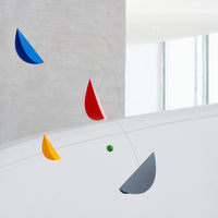 Flensted Mobiles(フレンステッド・モビール)は、1953年創業のデンマーク発・モビール専門ブランド。北欧デザインの文脈に立脚し、造形・質量配分・回転慣性を最適化して、わずかな気流でも自律的に表情を変える構成美を追求します。各パーツは重心とトルクの釣り合いを精密に設計し、静止と運動のあいだを往還する“動く彫刻”として空間に時間軸を付与。代表作「Lucky Storks」から幾何学、鳥類、気球まで多彩で、紙・ステンレス・木材の軽量構造は施工負荷が小さく、住宅・商業・ホスピタリティ・キッズ空間に適合します。現在もデンマーク国内で手作業組立・品質管理を徹底し、視覚ノイズを抑えた運動リズムが集中・鎮静・遊び心をもたらします。北欧インテリアの天井飾りや吊り下げモビールとして、リビング・子供部屋・出産祝いギフトに最適なデンマーク製の正規品です。