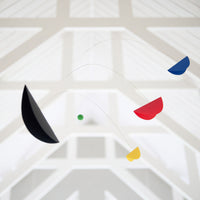 Flensted Mobiles(フレンステッド・モビール)は、1953年創業のデンマーク発・モビール専門ブランド。北欧デザインの文脈に立脚し、造形・質量配分・回転慣性を最適化して、わずかな気流でも自律的に表情を変える構成美を追求します。各パーツは重心とトルクの釣り合いを精密に設計し、静止と運動のあいだを往還する“動く彫刻”として空間に時間軸を付与。代表作「Lucky Storks」から幾何学、鳥類、気球まで多彩で、紙・ステンレス・木材の軽量構造は施工負荷が小さく、住宅・商業・ホスピタリティ・キッズ空間に適合します。現在もデンマーク国内で手作業組立・品質管理を徹底し、視覚ノイズを抑えた運動リズムが集中・鎮静・遊び心をもたらします。北欧インテリアの天井飾りや吊り下げモビールとして、リビング・子供部屋・出産祝いギフトに最適なデンマーク製の正規品です。