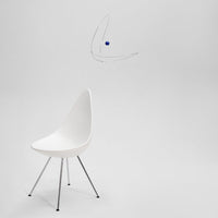 Flensted Mobiles(フレンステッド・モビール)は、1953年創業のデンマーク発・モビール専門ブランド。北欧デザインの文脈に立脚し、造形・質量配分・回転慣性を最適化して、わずかな気流でも自律的に表情を変える構成美を追求します。各パーツは重心とトルクの釣り合いを精密に設計し、静止と運動のあいだを往還する“動く彫刻”として空間に時間軸を付与。代表作「Lucky Storks」から幾何学、鳥類、気球まで多彩で、紙・ステンレス・木材の軽量構造は施工負荷が小さく、住宅・商業・ホスピタリティ・キッズ空間に適合します。現在もデンマーク国内で手作業組立・品質管理を徹底し、視覚ノイズを抑えた運動リズムが集中・鎮静・遊び心をもたらします。北欧インテリアの天井飾りや吊り下げモビールとして、リビング・子供部屋・出産祝いギフトに最適なデンマーク製の正規品です。