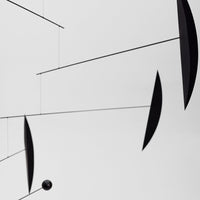 Flensted Mobiles(フレンステッド・モビール)は、1953年創業のデンマーク発・モビール専門ブランド。北欧デザインの文脈に立脚し、造形・質量配分・回転慣性を最適化して、わずかな気流でも自律的に表情を変える構成美を追求します。各パーツは重心とトルクの釣り合いを精密に設計し、静止と運動のあいだを往還する“動く彫刻”として空間に時間軸を付与。代表作「Lucky Storks」から幾何学、鳥類、気球まで多彩で、紙・ステンレス・木材の軽量構造は施工負荷が小さく、住宅・商業・ホスピタリティ・キッズ空間に適合します。現在もデンマーク国内で手作業組立・品質管理を徹底し、視覚ノイズを抑えた運動リズムが集中・鎮静・遊び心をもたらします。北欧インテリアの天井飾りや吊り下げモビールとして、リビング・子供部屋・出産祝いギフトに最適なデンマーク製の正規品です。