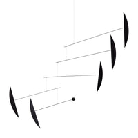 Flensted Mobiles(フレンステッド・モビール)は、1953年創業のデンマーク発・モビール専門ブランド。北欧デザインの文脈に立脚し、造形・質量配分・回転慣性を最適化して、わずかな気流でも自律的に表情を変える構成美を追求します。各パーツは重心とトルクの釣り合いを精密に設計し、静止と運動のあいだを往還する“動く彫刻”として空間に時間軸を付与。代表作「Lucky Storks」から幾何学、鳥類、気球まで多彩で、紙・ステンレス・木材の軽量構造は施工負荷が小さく、住宅・商業・ホスピタリティ・キッズ空間に適合します。現在もデンマーク国内で手作業組立・品質管理を徹底し、視覚ノイズを抑えた運動リズムが集中・鎮静・遊び心をもたらします。北欧インテリアの天井飾りや吊り下げモビールとして、リビング・子供部屋・出産祝いギフトに最適なデンマーク製の正規品です。