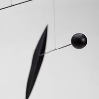 Flensted Mobiles(フレンステッド・モビール)は、1953年創業のデンマーク発・モビール専門ブランド。北欧デザインの文脈に立脚し、造形・質量配分・回転慣性を最適化して、わずかな気流でも自律的に表情を変える構成美を追求します。各パーツは重心とトルクの釣り合いを精密に設計し、静止と運動のあいだを往還する“動く彫刻”として空間に時間軸を付与。代表作「Lucky Storks」から幾何学、鳥類、気球まで多彩で、紙・ステンレス・木材の軽量構造は施工負荷が小さく、住宅・商業・ホスピタリティ・キッズ空間に適合します。現在もデンマーク国内で手作業組立・品質管理を徹底し、視覚ノイズを抑えた運動リズムが集中・鎮静・遊び心をもたらします。北欧インテリアの天井飾りや吊り下げモビールとして、リビング・子供部屋・出産祝いギフトに最適なデンマーク製の正規品です。