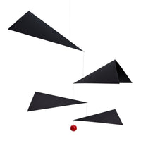 Flensted Mobiles(フレンステッド・モビール)は、1953年創業のデンマーク発・モビール専門ブランド。北欧デザインの文脈に立脚し、造形・質量配分・回転慣性を最適化して、わずかな気流でも自律的に表情を変える構成美を追求します。各パーツは重心とトルクの釣り合いを精密に設計し、静止と運動のあいだを往還する“動く彫刻”として空間に時間軸を付与。代表作「Lucky Storks」から幾何学、鳥類、気球まで多彩で、紙・ステンレス・木材の軽量構造は施工負荷が小さく、住宅・商業・ホスピタリティ・キッズ空間に適合します。現在もデンマーク国内で手作業組立・品質管理を徹底し、視覚ノイズを抑えた運動リズムが集中・鎮静・遊び心をもたらします。北欧インテリアの天井飾りや吊り下げモビールとして、リビング・子供部屋・出産祝いギフトに最適なデンマーク製の正規品です。