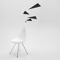 Flensted Mobiles(フレンステッド・モビール)は、1953年創業のデンマーク発・モビール専門ブランド。北欧デザインの文脈に立脚し、造形・質量配分・回転慣性を最適化して、わずかな気流でも自律的に表情を変える構成美を追求します。各パーツは重心とトルクの釣り合いを精密に設計し、静止と運動のあいだを往還する“動く彫刻”として空間に時間軸を付与。代表作「Lucky Storks」から幾何学、鳥類、気球まで多彩で、紙・ステンレス・木材の軽量構造は施工負荷が小さく、住宅・商業・ホスピタリティ・キッズ空間に適合します。現在もデンマーク国内で手作業組立・品質管理を徹底し、視覚ノイズを抑えた運動リズムが集中・鎮静・遊び心をもたらします。北欧インテリアの天井飾りや吊り下げモビールとして、リビング・子供部屋・出産祝いギフトに最適なデンマーク製の正規品です。