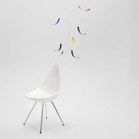 Flensted Mobiles(フレンステッド・モビール)は、1953年創業のデンマーク発・モビール専門ブランド。北欧デザインの文脈に立脚し、造形・質量配分・回転慣性を最適化して、わずかな気流でも自律的に表情を変える構成美を追求します。各パーツは重心とトルクの釣り合いを精密に設計し、静止と運動のあいだを往還する“動く彫刻”として空間に時間軸を付与。代表作「Lucky Storks」から幾何学、鳥類、気球まで多彩で、紙・ステンレス・木材の軽量構造は施工負荷が小さく、住宅・商業・ホスピタリティ・キッズ空間に適合します。現在もデンマーク国内で手作業組立・品質管理を徹底し、視覚ノイズを抑えた運動リズムが集中・鎮静・遊び心をもたらします。北欧インテリアの天井飾りや吊り下げモビールとして、リビング・子供部屋・出産祝いギフトに最適なデンマーク製の正規品です。