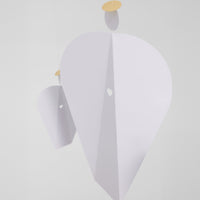 Flensted Mobiles(フレンステッド・モビール)は、1953年創業のデンマーク発・モビール専門ブランド。北欧デザインの文脈に立脚し、造形・質量配分・回転慣性を最適化して、わずかな気流でも自律的に表情を変える構成美を追求します。各パーツは重心とトルクの釣り合いを精密に設計し、静止と運動のあいだを往還する“動く彫刻”として空間に時間軸を付与。代表作「Lucky Storks」から幾何学、鳥類、気球まで多彩で、紙・ステンレス・木材の軽量構造は施工負荷が小さく、住宅・商業・ホスピタリティ・キッズ空間に適合します。現在もデンマーク国内で手作業組立・品質管理を徹底し、視覚ノイズを抑えた運動リズムが集中・鎮静・遊び心をもたらします。北欧インテリアの天井飾りや吊り下げモビールとして、リビング・子供部屋・出産祝いギフトに最適なデンマーク製の正規品です。