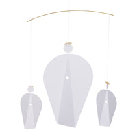 Flensted Mobiles(フレンステッド・モビール)は、1953年創業のデンマーク発・モビール専門ブランド。北欧デザインの文脈に立脚し、造形・質量配分・回転慣性を最適化して、わずかな気流でも自律的に表情を変える構成美を追求します。各パーツは重心とトルクの釣り合いを精密に設計し、静止と運動のあいだを往還する“動く彫刻”として空間に時間軸を付与。代表作「Lucky Storks」から幾何学、鳥類、気球まで多彩で、紙・ステンレス・木材の軽量構造は施工負荷が小さく、住宅・商業・ホスピタリティ・キッズ空間に適合します。現在もデンマーク国内で手作業組立・品質管理を徹底し、視覚ノイズを抑えた運動リズムが集中・鎮静・遊び心をもたらします。北欧インテリアの天井飾りや吊り下げモビールとして、リビング・子供部屋・出産祝いギフトに最適なデンマーク製の正規品です。