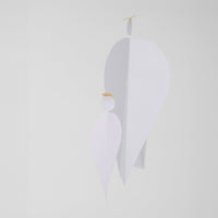 Flensted Mobiles(フレンステッド・モビール)は、1953年創業のデンマーク発・モビール専門ブランド。北欧デザインの文脈に立脚し、造形・質量配分・回転慣性を最適化して、わずかな気流でも自律的に表情を変える構成美を追求します。各パーツは重心とトルクの釣り合いを精密に設計し、静止と運動のあいだを往還する“動く彫刻”として空間に時間軸を付与。代表作「Lucky Storks」から幾何学、鳥類、気球まで多彩で、紙・ステンレス・木材の軽量構造は施工負荷が小さく、住宅・商業・ホスピタリティ・キッズ空間に適合します。現在もデンマーク国内で手作業組立・品質管理を徹底し、視覚ノイズを抑えた運動リズムが集中・鎮静・遊び心をもたらします。北欧インテリアの天井飾りや吊り下げモビールとして、リビング・子供部屋・出産祝いギフトに最適なデンマーク製の正規品です。