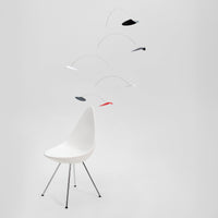 Flensted Mobiles(フレンステッド・モビール)は、1953年創業のデンマーク発・モビール専門ブランド。北欧デザインの文脈に立脚し、造形・質量配分・回転慣性を最適化して、わずかな気流でも自律的に表情を変える構成美を追求します。各パーツは重心とトルクの釣り合いを精密に設計し、静止と運動のあいだを往還する“動く彫刻”として空間に時間軸を付与。代表作「Lucky Storks」から幾何学、鳥類、気球まで多彩で、紙・ステンレス・木材の軽量構造は施工負荷が小さく、住宅・商業・ホスピタリティ・キッズ空間に適合します。現在もデンマーク国内で手作業組立・品質管理を徹底し、視覚ノイズを抑えた運動リズムが集中・鎮静・遊び心をもたらします。北欧インテリアの天井飾りや吊り下げモビールとして、リビング・子供部屋・出産祝いギフトに最適なデンマーク製の正規品です。