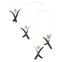 Flensted Mobiles(フレンステッド・モビール)は、1953年創業のデンマーク発・モビール専門ブランド。北欧デザインの文脈に立脚し、造形・質量配分・回転慣性を最適化して、わずかな気流でも自律的に表情を変える構成美を追求します。各パーツは重心とトルクの釣り合いを精密に設計し、静止と運動のあいだを往還する“動く彫刻”として空間に時間軸を付与。代表作「Lucky Storks」から幾何学、鳥類、気球まで多彩で、紙・ステンレス・木材の軽量構造は施工負荷が小さく、住宅・商業・ホスピタリティ・キッズ空間に適合します。現在もデンマーク国内で手作業組立・品質管理を徹底し、視覚ノイズを抑えた運動リズムが集中・鎮静・遊び心をもたらします。北欧インテリアの天井飾りや吊り下げモビールとして、リビング・子供部屋・出産祝いギフトに最適なデンマーク製の正規品です。