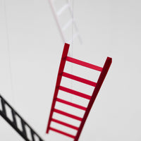 Flensted Mobiles(フレンステッド・モビール)は、1953年創業のデンマーク発・モビール専門ブランド。北欧デザインの文脈に立脚し、造形・質量配分・回転慣性を最適化して、わずかな気流でも自律的に表情を変える構成美を追求します。各パーツは重心とトルクの釣り合いを精密に設計し、静止と運動のあいだを往還する“動く彫刻”として空間に時間軸を付与。代表作「Lucky Storks」から幾何学、鳥類、気球まで多彩で、紙・ステンレス・木材の軽量構造は施工負荷が小さく、住宅・商業・ホスピタリティ・キッズ空間に適合します。現在もデンマーク国内で手作業組立・品質管理を徹底し、視覚ノイズを抑えた運動リズムが集中・鎮静・遊び心をもたらします。北欧インテリアの天井飾りや吊り下げモビールとして、リビング・子供部屋・出産祝いギフトに最適なデンマーク製の正規品です。