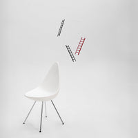 Flensted Mobiles(フレンステッド・モビール)は、1953年創業のデンマーク発・モビール専門ブランド。北欧デザインの文脈に立脚し、造形・質量配分・回転慣性を最適化して、わずかな気流でも自律的に表情を変える構成美を追求します。各パーツは重心とトルクの釣り合いを精密に設計し、静止と運動のあいだを往還する“動く彫刻”として空間に時間軸を付与。代表作「Lucky Storks」から幾何学、鳥類、気球まで多彩で、紙・ステンレス・木材の軽量構造は施工負荷が小さく、住宅・商業・ホスピタリティ・キッズ空間に適合します。現在もデンマーク国内で手作業組立・品質管理を徹底し、視覚ノイズを抑えた運動リズムが集中・鎮静・遊び心をもたらします。北欧インテリアの天井飾りや吊り下げモビールとして、リビング・子供部屋・出産祝いギフトに最適なデンマーク製の正規品です。