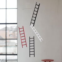 Flensted Mobiles(フレンステッド・モビール)は、1953年創業のデンマーク発・モビール専門ブランド。北欧デザインの文脈に立脚し、造形・質量配分・回転慣性を最適化して、わずかな気流でも自律的に表情を変える構成美を追求します。各パーツは重心とトルクの釣り合いを精密に設計し、静止と運動のあいだを往還する“動く彫刻”として空間に時間軸を付与。代表作「Lucky Storks」から幾何学、鳥類、気球まで多彩で、紙・ステンレス・木材の軽量構造は施工負荷が小さく、住宅・商業・ホスピタリティ・キッズ空間に適合します。現在もデンマーク国内で手作業組立・品質管理を徹底し、視覚ノイズを抑えた運動リズムが集中・鎮静・遊び心をもたらします。北欧インテリアの天井飾りや吊り下げモビールとして、リビング・子供部屋・出産祝いギフトに最適なデンマーク製の正規品です。