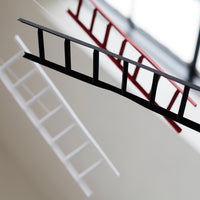 Flensted Mobiles(フレンステッド・モビール)は、1953年創業のデンマーク発・モビール専門ブランド。北欧デザインの文脈に立脚し、造形・質量配分・回転慣性を最適化して、わずかな気流でも自律的に表情を変える構成美を追求します。各パーツは重心とトルクの釣り合いを精密に設計し、静止と運動のあいだを往還する“動く彫刻”として空間に時間軸を付与。代表作「Lucky Storks」から幾何学、鳥類、気球まで多彩で、紙・ステンレス・木材の軽量構造は施工負荷が小さく、住宅・商業・ホスピタリティ・キッズ空間に適合します。現在もデンマーク国内で手作業組立・品質管理を徹底し、視覚ノイズを抑えた運動リズムが集中・鎮静・遊び心をもたらします。北欧インテリアの天井飾りや吊り下げモビールとして、リビング・子供部屋・出産祝いギフトに最適なデンマーク製の正規品です。