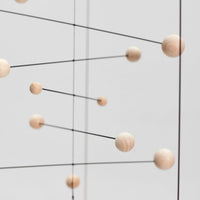 Flensted Mobiles(フレンステッド・モビール)は、1953年創業のデンマーク発・モビール専門ブランド。北欧デザインの文脈に立脚し、造形・質量配分・回転慣性を最適化して、わずかな気流でも自律的に表情を変える構成美を追求します。各パーツは重心とトルクの釣り合いを精密に設計し、静止と運動のあいだを往還する“動く彫刻”として空間に時間軸を付与。代表作「Lucky Storks」から幾何学、鳥類、気球まで多彩で、紙・ステンレス・木材の軽量構造は施工負荷が小さく、住宅・商業・ホスピタリティ・キッズ空間に適合します。現在もデンマーク国内で手作業組立・品質管理を徹底し、視覚ノイズを抑えた運動リズムが集中・鎮静・遊び心をもたらします。北欧インテリアの天井飾りや吊り下げモビールとして、リビング・子供部屋・出産祝いギフトに最適なデンマーク製の正規品です。