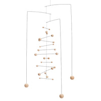 Flensted Mobiles(フレンステッド・モビール)は、1953年創業のデンマーク発・モビール専門ブランド。北欧デザインの文脈に立脚し、造形・質量配分・回転慣性を最適化して、わずかな気流でも自律的に表情を変える構成美を追求します。各パーツは重心とトルクの釣り合いを精密に設計し、静止と運動のあいだを往還する“動く彫刻”として空間に時間軸を付与。代表作「Lucky Storks」から幾何学、鳥類、気球まで多彩で、紙・ステンレス・木材の軽量構造は施工負荷が小さく、住宅・商業・ホスピタリティ・キッズ空間に適合します。現在もデンマーク国内で手作業組立・品質管理を徹底し、視覚ノイズを抑えた運動リズムが集中・鎮静・遊び心をもたらします。北欧インテリアの天井飾りや吊り下げモビールとして、リビング・子供部屋・出産祝いギフトに最適なデンマーク製の正規品です。