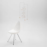 Flensted Mobiles(フレンステッド・モビール)は、1953年創業のデンマーク発・モビール専門ブランド。北欧デザインの文脈に立脚し、造形・質量配分・回転慣性を最適化して、わずかな気流でも自律的に表情を変える構成美を追求します。各パーツは重心とトルクの釣り合いを精密に設計し、静止と運動のあいだを往還する“動く彫刻”として空間に時間軸を付与。代表作「Lucky Storks」から幾何学、鳥類、気球まで多彩で、紙・ステンレス・木材の軽量構造は施工負荷が小さく、住宅・商業・ホスピタリティ・キッズ空間に適合します。現在もデンマーク国内で手作業組立・品質管理を徹底し、視覚ノイズを抑えた運動リズムが集中・鎮静・遊び心をもたらします。北欧インテリアの天井飾りや吊り下げモビールとして、リビング・子供部屋・出産祝いギフトに最適なデンマーク製の正規品です。