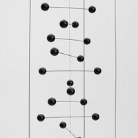 Flensted Mobiles(フレンステッド・モビール)は、1953年創業のデンマーク発・モビール専門ブランド。北欧デザインの文脈に立脚し、造形・質量配分・回転慣性を最適化して、わずかな気流でも自律的に表情を変える構成美を追求します。各パーツは重心とトルクの釣り合いを精密に設計し、静止と運動のあいだを往還する“動く彫刻”として空間に時間軸を付与。代表作「Lucky Storks」から幾何学、鳥類、気球まで多彩で、紙・ステンレス・木材の軽量構造は施工負荷が小さく、住宅・商業・ホスピタリティ・キッズ空間に適合します。現在もデンマーク国内で手作業組立・品質管理を徹底し、視覚ノイズを抑えた運動リズムが集中・鎮静・遊び心をもたらします。北欧インテリアの天井飾りや吊り下げモビールとして、リビング・子供部屋・出産祝いギフトに最適なデンマーク製の正規品です。