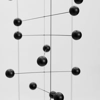 Flensted Mobiles(フレンステッド・モビール)は、1953年創業のデンマーク発・モビール専門ブランド。北欧デザインの文脈に立脚し、造形・質量配分・回転慣性を最適化して、わずかな気流でも自律的に表情を変える構成美を追求します。各パーツは重心とトルクの釣り合いを精密に設計し、静止と運動のあいだを往還する“動く彫刻”として空間に時間軸を付与。代表作「Lucky Storks」から幾何学、鳥類、気球まで多彩で、紙・ステンレス・木材の軽量構造は施工負荷が小さく、住宅・商業・ホスピタリティ・キッズ空間に適合します。現在もデンマーク国内で手作業組立・品質管理を徹底し、視覚ノイズを抑えた運動リズムが集中・鎮静・遊び心をもたらします。北欧インテリアの天井飾りや吊り下げモビールとして、リビング・子供部屋・出産祝いギフトに最適なデンマーク製の正規品です。