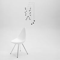 Flensted Mobiles(フレンステッド・モビール)は、1953年創業のデンマーク発・モビール専門ブランド。北欧デザインの文脈に立脚し、造形・質量配分・回転慣性を最適化して、わずかな気流でも自律的に表情を変える構成美を追求します。各パーツは重心とトルクの釣り合いを精密に設計し、静止と運動のあいだを往還する“動く彫刻”として空間に時間軸を付与。代表作「Lucky Storks」から幾何学、鳥類、気球まで多彩で、紙・ステンレス・木材の軽量構造は施工負荷が小さく、住宅・商業・ホスピタリティ・キッズ空間に適合します。現在もデンマーク国内で手作業組立・品質管理を徹底し、視覚ノイズを抑えた運動リズムが集中・鎮静・遊び心をもたらします。北欧インテリアの天井飾りや吊り下げモビールとして、リビング・子供部屋・出産祝いギフトに最適なデンマーク製の正規品です。