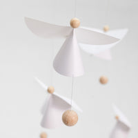 Flensted Mobiles(フレンステッド・モビール)は、1953年創業のデンマーク発・モビール専門ブランド。北欧デザインの文脈に立脚し、造形・質量配分・回転慣性を最適化して、わずかな気流でも自律的に表情を変える構成美を追求します。各パーツは重心とトルクの釣り合いを精密に設計し、静止と運動のあいだを往還する“動く彫刻”として空間に時間軸を付与。代表作「Lucky Storks」から幾何学、鳥類、気球まで多彩で、紙・ステンレス・木材の軽量構造は施工負荷が小さく、住宅・商業・ホスピタリティ・キッズ空間に適合します。現在もデンマーク国内で手作業組立・品質管理を徹底し、視覚ノイズを抑えた運動リズムが集中・鎮静・遊び心をもたらします。北欧インテリアの天井飾りや吊り下げモビールとして、リビング・子供部屋・出産祝いギフトに最適なデンマーク製の正規品です。