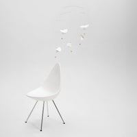 Flensted Mobiles(フレンステッド・モビール)は、1953年創業のデンマーク発・モビール専門ブランド。北欧デザインの文脈に立脚し、造形・質量配分・回転慣性を最適化して、わずかな気流でも自律的に表情を変える構成美を追求します。各パーツは重心とトルクの釣り合いを精密に設計し、静止と運動のあいだを往還する“動く彫刻”として空間に時間軸を付与。代表作「Lucky Storks」から幾何学、鳥類、気球まで多彩で、紙・ステンレス・木材の軽量構造は施工負荷が小さく、住宅・商業・ホスピタリティ・キッズ空間に適合します。現在もデンマーク国内で手作業組立・品質管理を徹底し、視覚ノイズを抑えた運動リズムが集中・鎮静・遊び心をもたらします。北欧インテリアの天井飾りや吊り下げモビールとして、リビング・子供部屋・出産祝いギフトに最適なデンマーク製の正規品です。