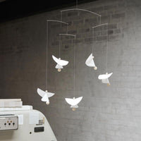 Flensted Mobiles(フレンステッド・モビール)は、1953年創業のデンマーク発・モビール専門ブランド。北欧デザインの文脈に立脚し、造形・質量配分・回転慣性を最適化して、わずかな気流でも自律的に表情を変える構成美を追求します。各パーツは重心とトルクの釣り合いを精密に設計し、静止と運動のあいだを往還する“動く彫刻”として空間に時間軸を付与。代表作「Lucky Storks」から幾何学、鳥類、気球まで多彩で、紙・ステンレス・木材の軽量構造は施工負荷が小さく、住宅・商業・ホスピタリティ・キッズ空間に適合します。現在もデンマーク国内で手作業組立・品質管理を徹底し、視覚ノイズを抑えた運動リズムが集中・鎮静・遊び心をもたらします。北欧インテリアの天井飾りや吊り下げモビールとして、リビング・子供部屋・出産祝いギフトに最適なデンマーク製の正規品です。
