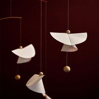 Flensted Mobiles(フレンステッド・モビール)は、1953年創業のデンマーク発・モビール専門ブランド。北欧デザインの文脈に立脚し、造形・質量配分・回転慣性を最適化して、わずかな気流でも自律的に表情を変える構成美を追求します。各パーツは重心とトルクの釣り合いを精密に設計し、静止と運動のあいだを往還する“動く彫刻”として空間に時間軸を付与。代表作「Lucky Storks」から幾何学、鳥類、気球まで多彩で、紙・ステンレス・木材の軽量構造は施工負荷が小さく、住宅・商業・ホスピタリティ・キッズ空間に適合します。現在もデンマーク国内で手作業組立・品質管理を徹底し、視覚ノイズを抑えた運動リズムが集中・鎮静・遊び心をもたらします。北欧インテリアの天井飾りや吊り下げモビールとして、リビング・子供部屋・出産祝いギフトに最適なデンマーク製の正規品です。