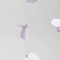 Flensted Mobiles(フレンステッド・モビール)は、1953年創業のデンマーク発・モビール専門ブランド。北欧デザインの文脈に立脚し、造形・質量配分・回転慣性を最適化して、わずかな気流でも自律的に表情を変える構成美を追求します。各パーツは重心とトルクの釣り合いを精密に設計し、静止と運動のあいだを往還する“動く彫刻”として空間に時間軸を付与。代表作「Lucky Storks」から幾何学、鳥類、気球まで多彩で、紙・ステンレス・木材の軽量構造は施工負荷が小さく、住宅・商業・ホスピタリティ・キッズ空間に適合します。現在もデンマーク国内で手作業組立・品質管理を徹底し、視覚ノイズを抑えた運動リズムが集中・鎮静・遊び心をもたらします。北欧インテリアの天井飾りや吊り下げモビールとして、リビング・子供部屋・出産祝いギフトに最適なデンマーク製の正規品です。