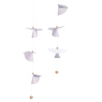 Flensted Mobiles(フレンステッド・モビール)は、1953年創業のデンマーク発・モビール専門ブランド。北欧デザインの文脈に立脚し、造形・質量配分・回転慣性を最適化して、わずかな気流でも自律的に表情を変える構成美を追求します。各パーツは重心とトルクの釣り合いを精密に設計し、静止と運動のあいだを往還する“動く彫刻”として空間に時間軸を付与。代表作「Lucky Storks」から幾何学、鳥類、気球まで多彩で、紙・ステンレス・木材の軽量構造は施工負荷が小さく、住宅・商業・ホスピタリティ・キッズ空間に適合します。現在もデンマーク国内で手作業組立・品質管理を徹底し、視覚ノイズを抑えた運動リズムが集中・鎮静・遊び心をもたらします。北欧インテリアの天井飾りや吊り下げモビールとして、リビング・子供部屋・出産祝いギフトに最適なデンマーク製の正規品です。