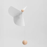 Flensted Mobiles(フレンステッド・モビール)は、1953年創業のデンマーク発・モビール専門ブランド。北欧デザインの文脈に立脚し、造形・質量配分・回転慣性を最適化して、わずかな気流でも自律的に表情を変える構成美を追求します。各パーツは重心とトルクの釣り合いを精密に設計し、静止と運動のあいだを往還する“動く彫刻”として空間に時間軸を付与。代表作「Lucky Storks」から幾何学、鳥類、気球まで多彩で、紙・ステンレス・木材の軽量構造は施工負荷が小さく、住宅・商業・ホスピタリティ・キッズ空間に適合します。現在もデンマーク国内で手作業組立・品質管理を徹底し、視覚ノイズを抑えた運動リズムが集中・鎮静・遊び心をもたらします。北欧インテリアの天井飾りや吊り下げモビールとして、リビング・子供部屋・出産祝いギフトに最適なデンマーク製の正規品です。
