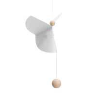 Flensted Mobiles(フレンステッド・モビール)は、1953年創業のデンマーク発・モビール専門ブランド。北欧デザインの文脈に立脚し、造形・質量配分・回転慣性を最適化して、わずかな気流でも自律的に表情を変える構成美を追求します。各パーツは重心とトルクの釣り合いを精密に設計し、静止と運動のあいだを往還する“動く彫刻”として空間に時間軸を付与。代表作「Lucky Storks」から幾何学、鳥類、気球まで多彩で、紙・ステンレス・木材の軽量構造は施工負荷が小さく、住宅・商業・ホスピタリティ・キッズ空間に適合します。現在もデンマーク国内で手作業組立・品質管理を徹底し、視覚ノイズを抑えた運動リズムが集中・鎮静・遊び心をもたらします。北欧インテリアの天井飾りや吊り下げモビールとして、リビング・子供部屋・出産祝いギフトに最適なデンマーク製の正規品です。