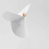 Flensted Mobiles(フレンステッド・モビール)は、1953年創業のデンマーク発・モビール専門ブランド。北欧デザインの文脈に立脚し、造形・質量配分・回転慣性を最適化して、わずかな気流でも自律的に表情を変える構成美を追求します。各パーツは重心とトルクの釣り合いを精密に設計し、静止と運動のあいだを往還する“動く彫刻”として空間に時間軸を付与。代表作「Lucky Storks」から幾何学、鳥類、気球まで多彩で、紙・ステンレス・木材の軽量構造は施工負荷が小さく、住宅・商業・ホスピタリティ・キッズ空間に適合します。現在もデンマーク国内で手作業組立・品質管理を徹底し、視覚ノイズを抑えた運動リズムが集中・鎮静・遊び心をもたらします。北欧インテリアの天井飾りや吊り下げモビールとして、リビング・子供部屋・出産祝いギフトに最適なデンマーク製の正規品です。