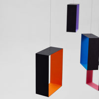 Flensted Mobiles(フレンステッド・モビール)は、1953年創業のデンマーク発・モビール専門ブランド。北欧デザインの文脈に立脚し、造形・質量配分・回転慣性を最適化して、わずかな気流でも自律的に表情を変える構成美を追求します。各パーツは重心とトルクの釣り合いを精密に設計し、静止と運動のあいだを往還する“動く彫刻”として空間に時間軸を付与。代表作「Lucky Storks」から幾何学、鳥類、気球まで多彩で、紙・ステンレス・木材の軽量構造は施工負荷が小さく、住宅・商業・ホスピタリティ・キッズ空間に適合します。現在もデンマーク国内で手作業組立・品質管理を徹底し、視覚ノイズを抑えた運動リズムが集中・鎮静・遊び心をもたらします。北欧インテリアの天井飾りや吊り下げモビールとして、リビング・子供部屋・出産祝いギフトに最適なデンマーク製の正規品です。