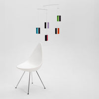 Flensted Mobiles(フレンステッド・モビール)は、1953年創業のデンマーク発・モビール専門ブランド。北欧デザインの文脈に立脚し、造形・質量配分・回転慣性を最適化して、わずかな気流でも自律的に表情を変える構成美を追求します。各パーツは重心とトルクの釣り合いを精密に設計し、静止と運動のあいだを往還する“動く彫刻”として空間に時間軸を付与。代表作「Lucky Storks」から幾何学、鳥類、気球まで多彩で、紙・ステンレス・木材の軽量構造は施工負荷が小さく、住宅・商業・ホスピタリティ・キッズ空間に適合します。現在もデンマーク国内で手作業組立・品質管理を徹底し、視覚ノイズを抑えた運動リズムが集中・鎮静・遊び心をもたらします。北欧インテリアの天井飾りや吊り下げモビールとして、リビング・子供部屋・出産祝いギフトに最適なデンマーク製の正規品です。