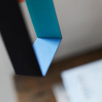 Flensted Mobiles(フレンステッド・モビール)は、1953年創業のデンマーク発・モビール専門ブランド。北欧デザインの文脈に立脚し、造形・質量配分・回転慣性を最適化して、わずかな気流でも自律的に表情を変える構成美を追求します。各パーツは重心とトルクの釣り合いを精密に設計し、静止と運動のあいだを往還する“動く彫刻”として空間に時間軸を付与。代表作「Lucky Storks」から幾何学、鳥類、気球まで多彩で、紙・ステンレス・木材の軽量構造は施工負荷が小さく、住宅・商業・ホスピタリティ・キッズ空間に適合します。現在もデンマーク国内で手作業組立・品質管理を徹底し、視覚ノイズを抑えた運動リズムが集中・鎮静・遊び心をもたらします。北欧インテリアの天井飾りや吊り下げモビールとして、リビング・子供部屋・出産祝いギフトに最適なデンマーク製の正規品です。