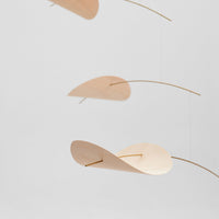 Flensted Mobiles(フレンステッド・モビール)は、1953年創業のデンマーク発・モビール専門ブランド。北欧デザインの文脈に立脚し、造形・質量配分・回転慣性を最適化して、わずかな気流でも自律的に表情を変える構成美を追求します。各パーツは重心とトルクの釣り合いを精密に設計し、静止と運動のあいだを往還する“動く彫刻”として空間に時間軸を付与。代表作「Lucky Storks」から幾何学、鳥類、気球まで多彩で、紙・ステンレス・木材の軽量構造は施工負荷が小さく、住宅・商業・ホスピタリティ・キッズ空間に適合します。現在もデンマーク国内で手作業組立・品質管理を徹底し、視覚ノイズを抑えた運動リズムが集中・鎮静・遊び心をもたらします。北欧インテリアの天井飾りや吊り下げモビールとして、リビング・子供部屋・出産祝いギフトに最適なデンマーク製の正規品です。