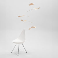 Flensted Mobiles(フレンステッド・モビール)は、1953年創業のデンマーク発・モビール専門ブランド。北欧デザインの文脈に立脚し、造形・質量配分・回転慣性を最適化して、わずかな気流でも自律的に表情を変える構成美を追求します。各パーツは重心とトルクの釣り合いを精密に設計し、静止と運動のあいだを往還する“動く彫刻”として空間に時間軸を付与。代表作「Lucky Storks」から幾何学、鳥類、気球まで多彩で、紙・ステンレス・木材の軽量構造は施工負荷が小さく、住宅・商業・ホスピタリティ・キッズ空間に適合します。現在もデンマーク国内で手作業組立・品質管理を徹底し、視覚ノイズを抑えた運動リズムが集中・鎮静・遊び心をもたらします。北欧インテリアの天井飾りや吊り下げモビールとして、リビング・子供部屋・出産祝いギフトに最適なデンマーク製の正規品です。