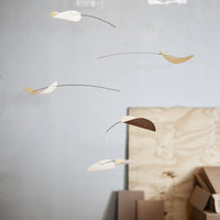 Flensted Mobiles(フレンステッド・モビール)は、1953年創業のデンマーク発・モビール専門ブランド。北欧デザインの文脈に立脚し、造形・質量配分・回転慣性を最適化して、わずかな気流でも自律的に表情を変える構成美を追求します。各パーツは重心とトルクの釣り合いを精密に設計し、静止と運動のあいだを往還する“動く彫刻”として空間に時間軸を付与。代表作「Lucky Storks」から幾何学、鳥類、気球まで多彩で、紙・ステンレス・木材の軽量構造は施工負荷が小さく、住宅・商業・ホスピタリティ・キッズ空間に適合します。現在もデンマーク国内で手作業組立・品質管理を徹底し、視覚ノイズを抑えた運動リズムが集中・鎮静・遊び心をもたらします。北欧インテリアの天井飾りや吊り下げモビールとして、リビング・子供部屋・出産祝いギフトに最適なデンマーク製の正規品です。