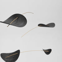 Flensted Hanging Art(フレンステッド・ハンギングアート)は、1954年にデンマークで誕生した北欧モビールの老舗ブランドです。創業者クリスチャン・フレンステッドと妻グレーテが自宅で最初のモビールを作ったことから始まり、現在も家族経営のもと、すべて手作業で丁寧に製作されています。風や空気の流れで繊細に揺れるモビールは、リビングや寝室、子供部屋、玄関、オフィスなど、さまざまな空間に静けさと調和をもたらします。北欧インテリアやモダンアートと調和するシンプルで洗練されたデザインは、出産祝いや引越し祝い、誕生日などのギフトにも最適。2024年にはブランド名を「Flensted mobiles」から「Flensted Hanging Art」へ刷新し、アート性とハンドメイドの温もりをそのままに、より現代的な世界観を発信しています。癒しの空間演出を求める方におすすめのインテリアアートです。