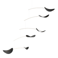 Flensted Hanging Art(フレンステッド・ハンギングアート)は、1954年にデンマークで誕生した北欧モビールの老舗ブランドです。創業者クリスチャン・フレンステッドと妻グレーテが自宅で最初のモビールを作ったことから始まり、現在も家族経営のもと、すべて手作業で丁寧に製作されています。風や空気の流れで繊細に揺れるモビールは、リビングや寝室、子供部屋、玄関、オフィスなど、さまざまな空間に静けさと調和をもたらします。北欧インテリアやモダンアートと調和するシンプルで洗練されたデザインは、出産祝いや引越し祝い、誕生日などのギフトにも最適。2024年にはブランド名を「Flensted mobiles」から「Flensted Hanging Art」へ刷新し、アート性とハンドメイドの温もりをそのままに、より現代的な世界観を発信しています。癒しの空間演出を求める方におすすめのインテリアアートです。