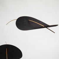 Flensted Hanging Art(フレンステッド・ハンギングアート)は、1954年にデンマークで誕生した北欧モビールの老舗ブランドです。創業者クリスチャン・フレンステッドと妻グレーテが自宅で最初のモビールを作ったことから始まり、現在も家族経営のもと、すべて手作業で丁寧に製作されています。風や空気の流れで繊細に揺れるモビールは、リビングや寝室、子供部屋、玄関、オフィスなど、さまざまな空間に静けさと調和をもたらします。北欧インテリアやモダンアートと調和するシンプルで洗練されたデザインは、出産祝いや引越し祝い、誕生日などのギフトにも最適。2024年にはブランド名を「Flensted mobiles」から「Flensted Hanging Art」へ刷新し、アート性とハンドメイドの温もりをそのままに、より現代的な世界観を発信しています。癒しの空間演出を求める方におすすめのインテリアアートです。