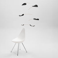 Flensted Hanging Art(フレンステッド・ハンギングアート)は、1954年にデンマークで誕生した北欧モビールの老舗ブランドです。創業者クリスチャン・フレンステッドと妻グレーテが自宅で最初のモビールを作ったことから始まり、現在も家族経営のもと、すべて手作業で丁寧に製作されています。風や空気の流れで繊細に揺れるモビールは、リビングや寝室、子供部屋、玄関、オフィスなど、さまざまな空間に静けさと調和をもたらします。北欧インテリアやモダンアートと調和するシンプルで洗練されたデザインは、出産祝いや引越し祝い、誕生日などのギフトにも最適。2024年にはブランド名を「Flensted mobiles」から「Flensted Hanging Art」へ刷新し、アート性とハンドメイドの温もりをそのままに、より現代的な世界観を発信しています。癒しの空間演出を求める方におすすめのインテリアアートです。