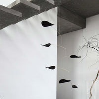 Flensted Hanging Art(フレンステッド・ハンギングアート)は、1954年にデンマークで誕生した北欧モビールの老舗ブランドです。創業者クリスチャン・フレンステッドと妻グレーテが自宅で最初のモビールを作ったことから始まり、現在も家族経営のもと、すべて手作業で丁寧に製作されています。風や空気の流れで繊細に揺れるモビールは、リビングや寝室、子供部屋、玄関、オフィスなど、さまざまな空間に静けさと調和をもたらします。北欧インテリアやモダンアートと調和するシンプルで洗練されたデザインは、出産祝いや引越し祝い、誕生日などのギフトにも最適。2024年にはブランド名を「Flensted mobiles」から「Flensted Hanging Art」へ刷新し、アート性とハンドメイドの温もりをそのままに、より現代的な世界観を発信しています。癒しの空間演出を求める方におすすめのインテリアアートです。