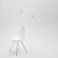 Flensted Mobiles(フレンステッド・モビール)は、1953年創業のデンマーク発・モビール専門ブランド。北欧デザインの文脈に立脚し、造形・質量配分・回転慣性を最適化して、わずかな気流でも自律的に表情を変える構成美を追求します。各パーツは重心とトルクの釣り合いを精密に設計し、静止と運動のあいだを往還する“動く彫刻”として空間に時間軸を付与。代表作「Lucky Storks」から幾何学、鳥類、気球まで多彩で、紙・ステンレス・木材の軽量構造は施工負荷が小さく、住宅・商業・ホスピタリティ・キッズ空間に適合します。現在もデンマーク国内で手作業組立・品質管理を徹底し、視覚ノイズを抑えた運動リズムが集中・鎮静・遊び心をもたらします。北欧インテリアの天井飾りや吊り下げモビールとして、リビング・子供部屋・出産祝いギフトに最適なデンマーク製の正規品です。