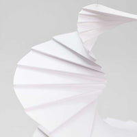 Flensted Hanging Art(フレンステッド・ハンギングアート)は、1954年にデンマークで誕生した北欧モビールの老舗ブランドです。創業者クリスチャン・フレンステッドと妻グレーテが自宅で最初のモビールを作ったことから始まり、現在も家族経営のもと、すべて手作業で丁寧に製作されています。風や空気の流れで繊細に揺れるモビールは、リビングや寝室、子供部屋、玄関、オフィスなど、さまざまな空間に静けさと調和をもたらします。北欧インテリアやモダンアートと調和するシンプルで洗練されたデザインは、出産祝いや引越し祝い、誕生日などのギフトにも最適。2024年にはブランド名を「Flensted mobiles」から「Flensted Hanging Art」へ刷新し、アート性とハンドメイドの温もりをそのままに、より現代的な世界観を発信しています。癒しの空間演出を求める方におすすめのインテリアアートです。