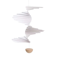 Flensted Hanging Art(フレンステッド・ハンギングアート)は、1954年にデンマークで誕生した北欧モビールの老舗ブランドです。創業者クリスチャン・フレンステッドと妻グレーテが自宅で最初のモビールを作ったことから始まり、現在も家族経営のもと、すべて手作業で丁寧に製作されています。風や空気の流れで繊細に揺れるモビールは、リビングや寝室、子供部屋、玄関、オフィスなど、さまざまな空間に静けさと調和をもたらします。北欧インテリアやモダンアートと調和するシンプルで洗練されたデザインは、出産祝いや引越し祝い、誕生日などのギフトにも最適。2024年にはブランド名を「Flensted mobiles」から「Flensted Hanging Art」へ刷新し、アート性とハンドメイドの温もりをそのままに、より現代的な世界観を発信しています。癒しの空間演出を求める方におすすめのインテリアアートです。