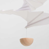 Flensted Hanging Art(フレンステッド・ハンギングアート)は、1954年にデンマークで誕生した北欧モビールの老舗ブランドです。創業者クリスチャン・フレンステッドと妻グレーテが自宅で最初のモビールを作ったことから始まり、現在も家族経営のもと、すべて手作業で丁寧に製作されています。風や空気の流れで繊細に揺れるモビールは、リビングや寝室、子供部屋、玄関、オフィスなど、さまざまな空間に静けさと調和をもたらします。北欧インテリアやモダンアートと調和するシンプルで洗練されたデザインは、出産祝いや引越し祝い、誕生日などのギフトにも最適。2024年にはブランド名を「Flensted mobiles」から「Flensted Hanging Art」へ刷新し、アート性とハンドメイドの温もりをそのままに、より現代的な世界観を発信しています。癒しの空間演出を求める方におすすめのインテリアアートです。