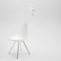 Flensted Hanging Art(フレンステッド・ハンギングアート)は、1954年にデンマークで誕生した北欧モビールの老舗ブランドです。創業者クリスチャン・フレンステッドと妻グレーテが自宅で最初のモビールを作ったことから始まり、現在も家族経営のもと、すべて手作業で丁寧に製作されています。風や空気の流れで繊細に揺れるモビールは、リビングや寝室、子供部屋、玄関、オフィスなど、さまざまな空間に静けさと調和をもたらします。北欧インテリアやモダンアートと調和するシンプルで洗練されたデザインは、出産祝いや引越し祝い、誕生日などのギフトにも最適。2024年にはブランド名を「Flensted mobiles」から「Flensted Hanging Art」へ刷新し、アート性とハンドメイドの温もりをそのままに、より現代的な世界観を発信しています。癒しの空間演出を求める方におすすめのインテリアアートです。